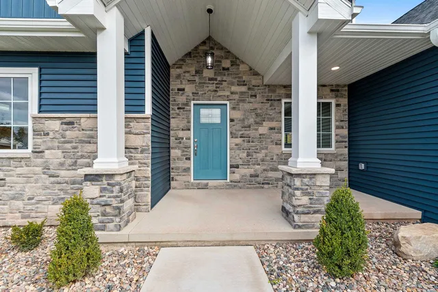 $869,900 | 2534 North Stellita Circle, De Pere, WI 54115