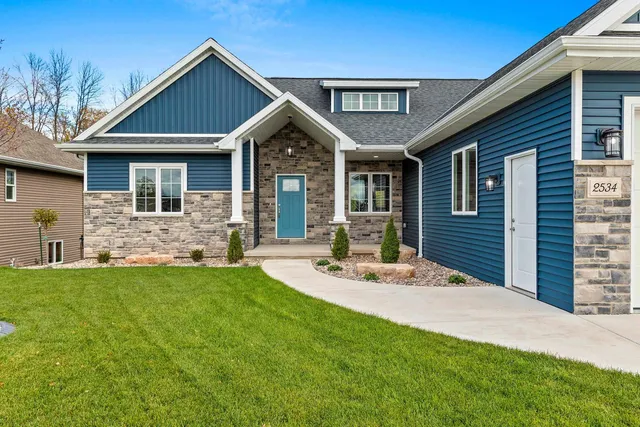 $869,900 | 2534 North Stellita Circle, De Pere, WI 54115