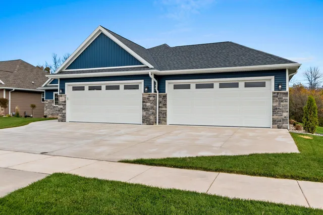 $869,900 | 2534 North Stellita Circle, De Pere, WI 54115