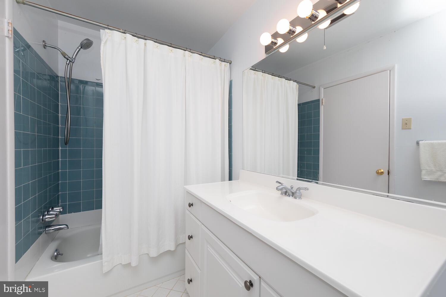 9322 Laramie Road Philadelphia, PA 19115 - Photo 21 of 35 Hall Bathroom
