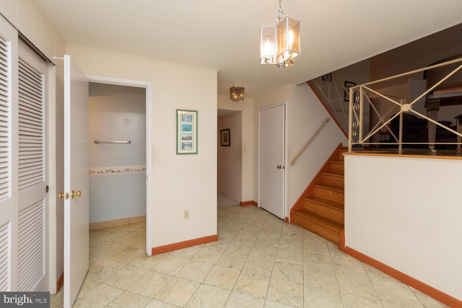 9322 Laramie Road Philadelphia, PA 19115 - Photo 3 of 35 Foyer