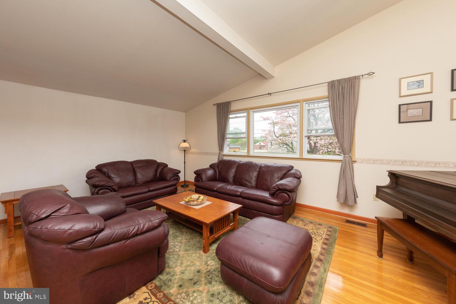 9322 Laramie Road Philadelphia, PA 19115 - Photo 6 of 35 Living Room