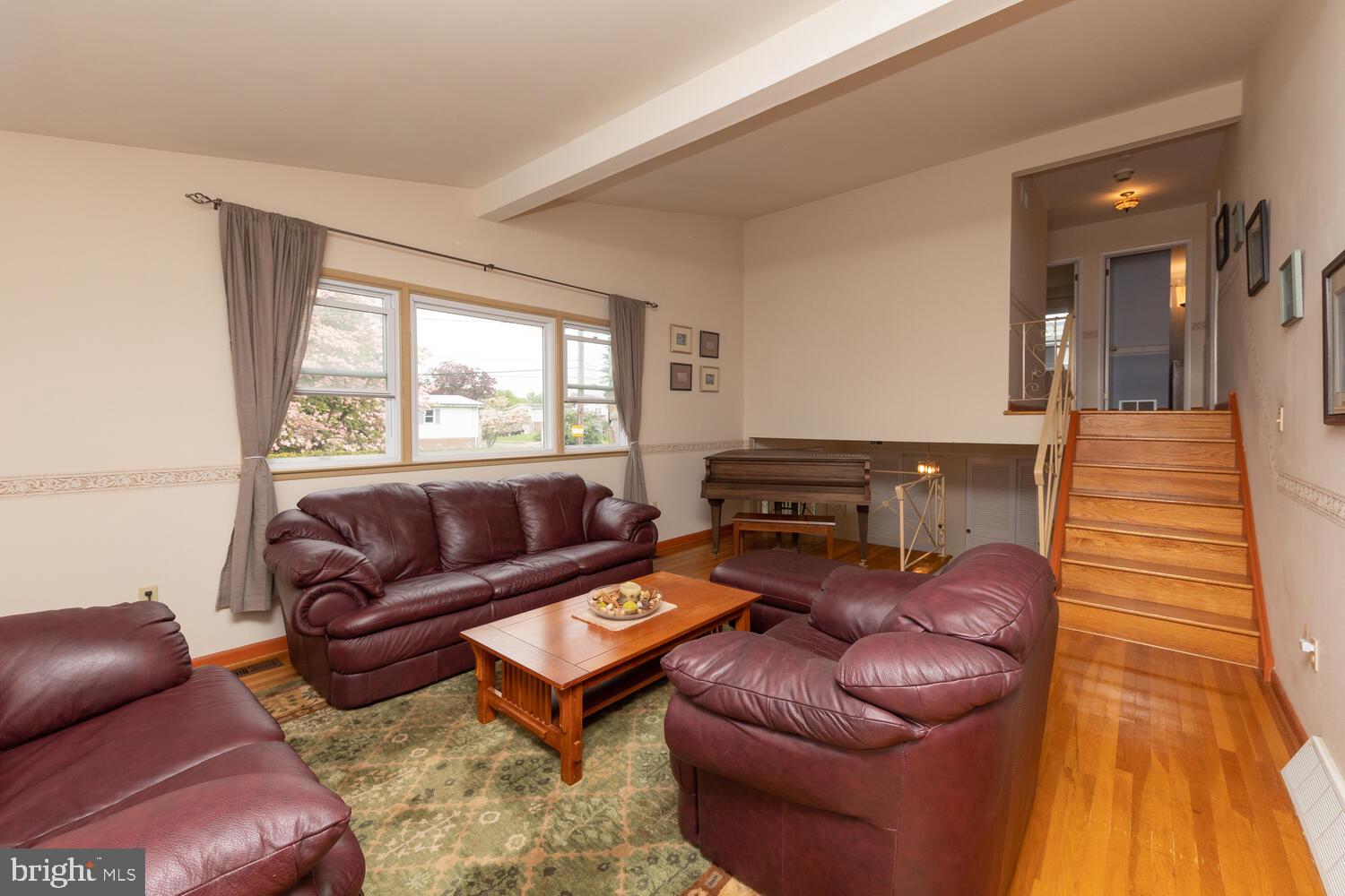 9322 Laramie Road Philadelphia, PA 19115 - Photo 7 of 35 Living Room