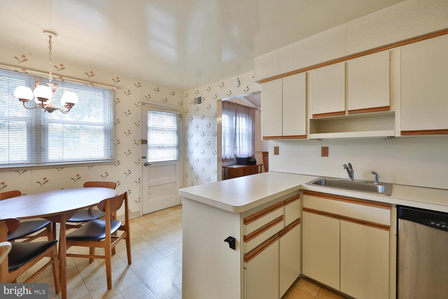 9322 Laramie Road Philadelphia, PA 19115 - Photo 9 of 35 Kitchen / Breakfast