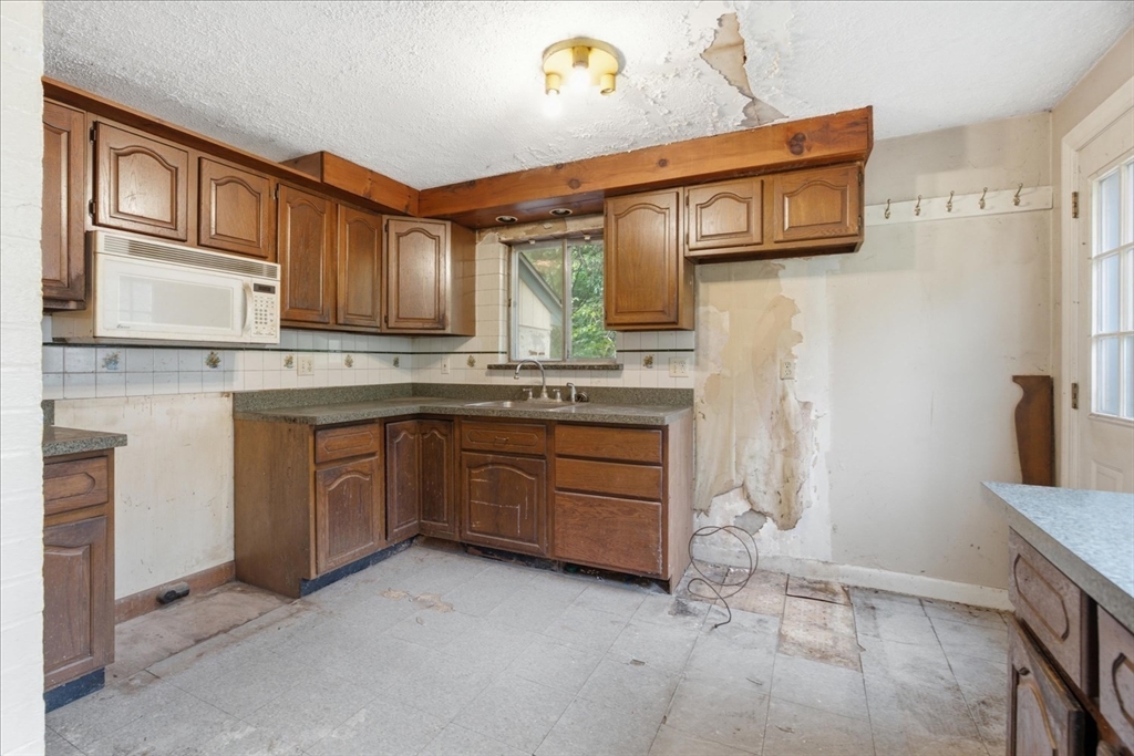 40 Maple Street Holliston, MA 01746 - Photo 8 of 22