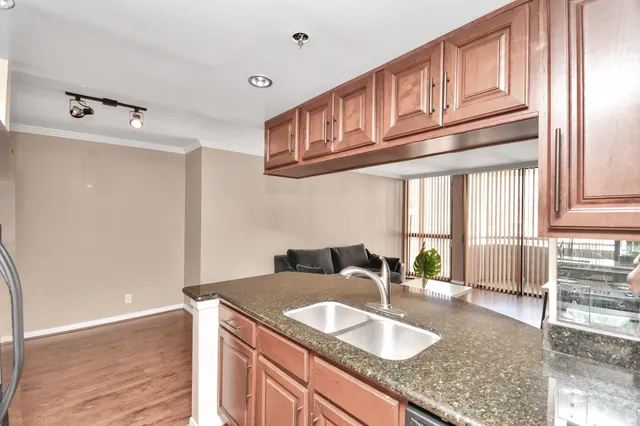 $1,600 | 3525 Sage Road, Unit 1314, Houston, TX 77056