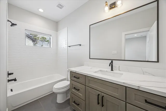 $397,500 | 3710 Creekmont Gardens Lane, Houston, TX 77091