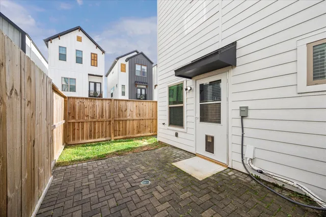 $397,500 | 3710 Creekmont Gardens Lane, Houston, TX 77091