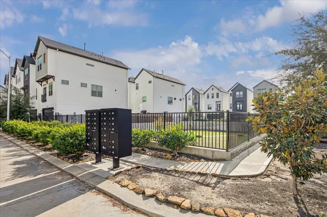 $397,500 | 3710 Creekmont Gardens Lane, Houston, TX 77091