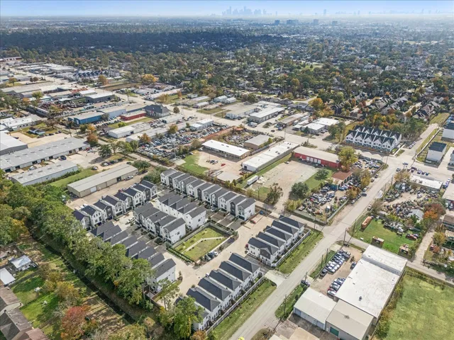 $397,500 | 3710 Creekmont Gardens Lane, Houston, TX 77091