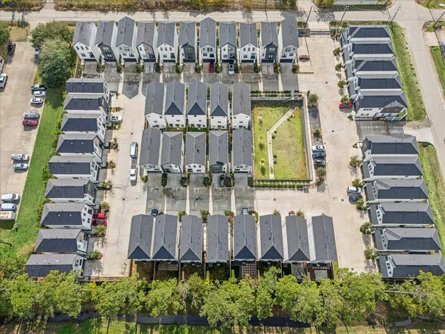 $397,500 | 3710 Creekmont Gardens Lane, Houston, TX 77091