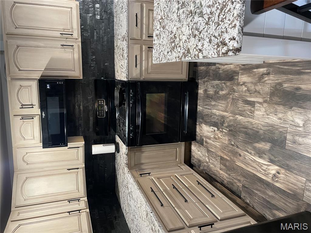 2255 Lakeshore Drive Cuba, MO 65453 - Photo 3 of 27