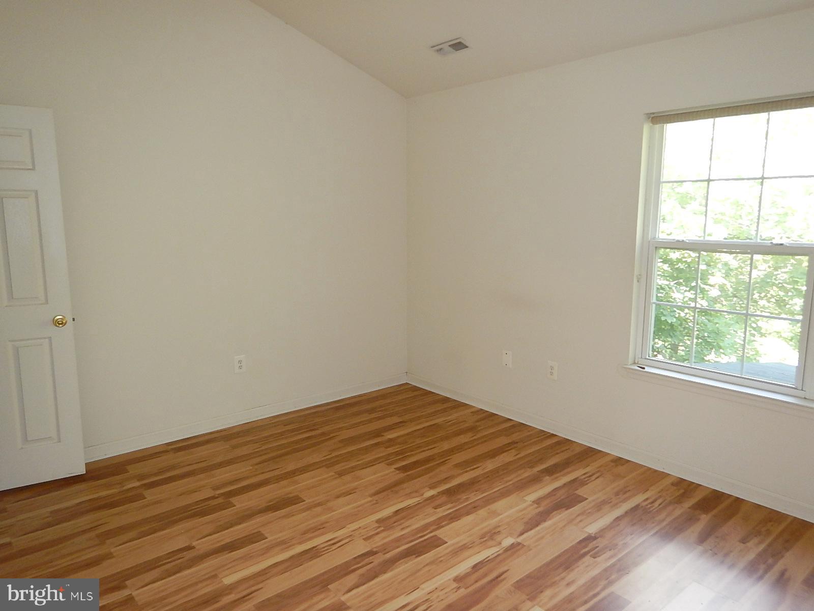 6005 York Road Baltimore, MD 21212 - Photo 15 of 31 Primary Bedroom with vaulted ceiling