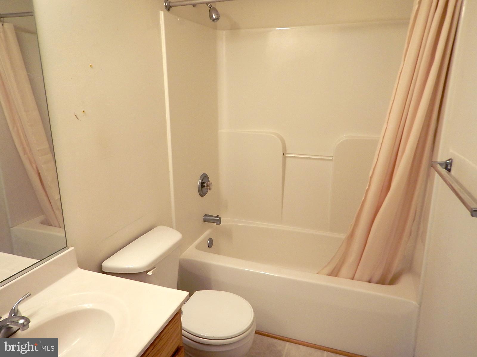 6005 York Road Baltimore, MD 21212 - Photo 17 of 31 Full Bathroom in Primary Bedroom