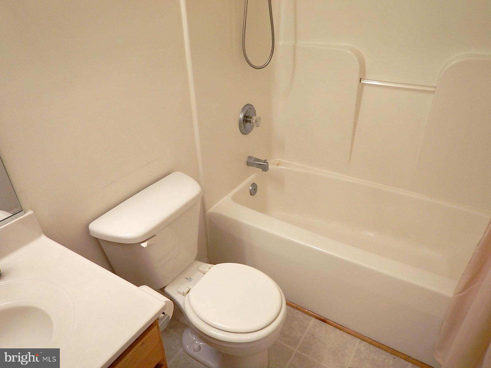6005 York Road Baltimore, MD 21212 - Photo 23 of 31 Hall Bathroom