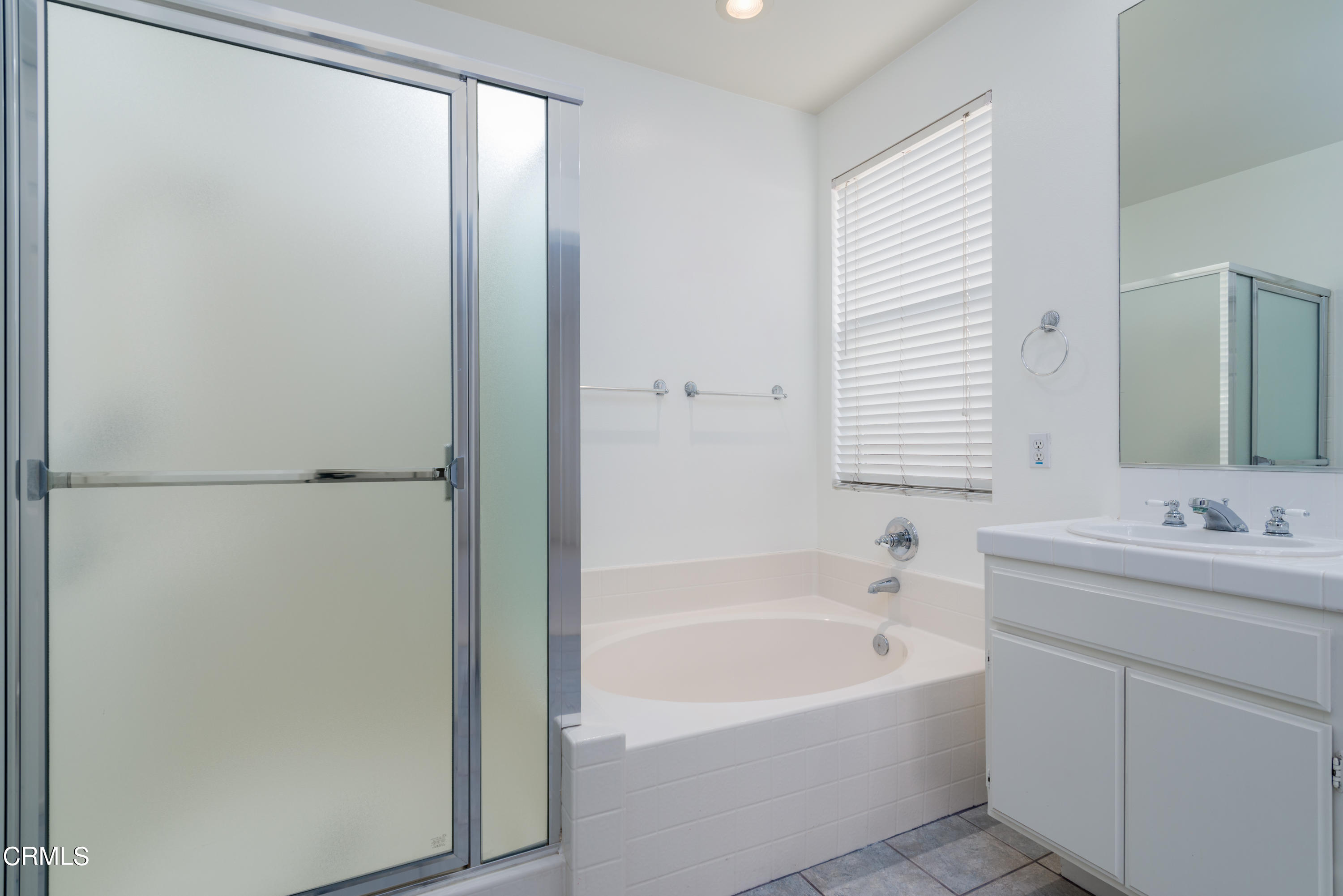 810 Rosalinda Drive Oxnard, CA 93030 - Photo 23 of 24 a bathroom with a bathtub and a sink