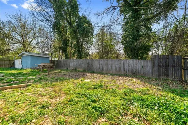 a view of yard with tree