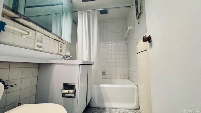 142-05 Roosevelt Avenue, Unit 521 Queens, NY 11354 - Photo 10 of 12 a bathroom with a toilet a sink and bathtub