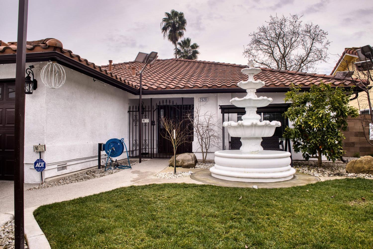 2520 Meadowrest Way Madera, CA 93637 - Photo 20 of 39 a view of a patio with a table and chairs and potted plants