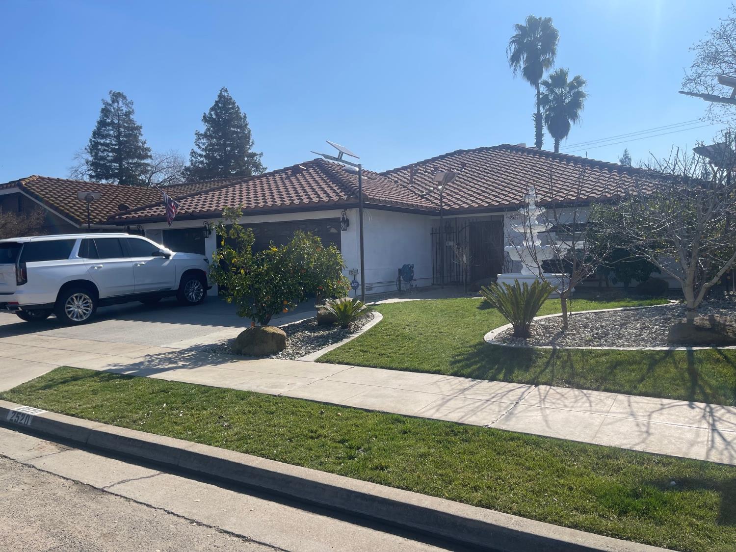 2520 Meadowrest Way Madera, CA 93637 - Photo 2 of 39 a front view of a house with garden