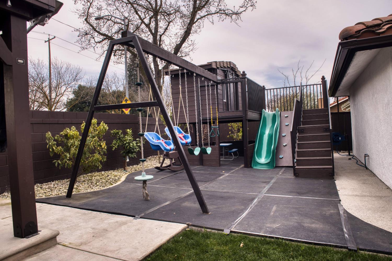 2520 Meadowrest Way Madera, CA 93637 - Photo 24 of 39 a view of a house with a park
