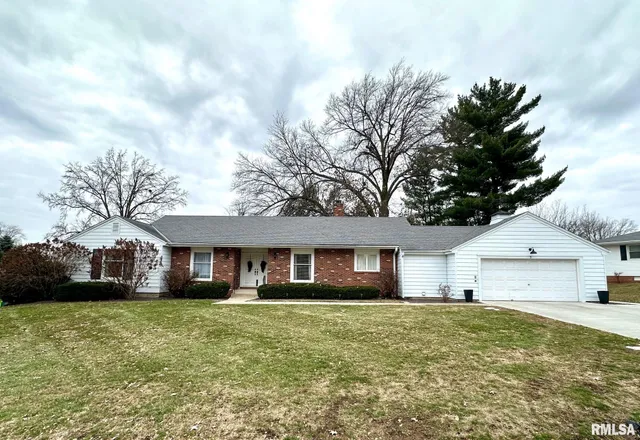 $299,900 | 5 Book Lane, Jacksonville, IL 62650