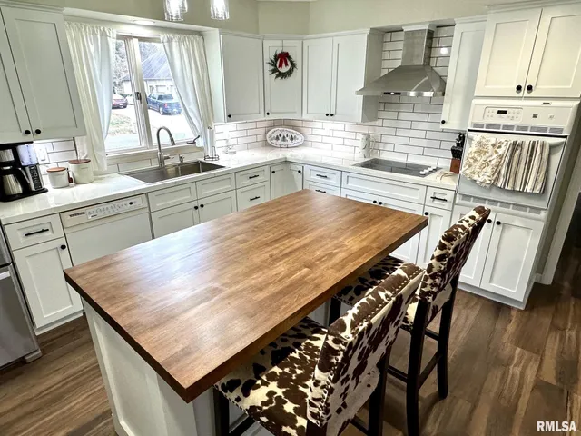 $299,900 | 5 Book Lane, Jacksonville, IL 62650