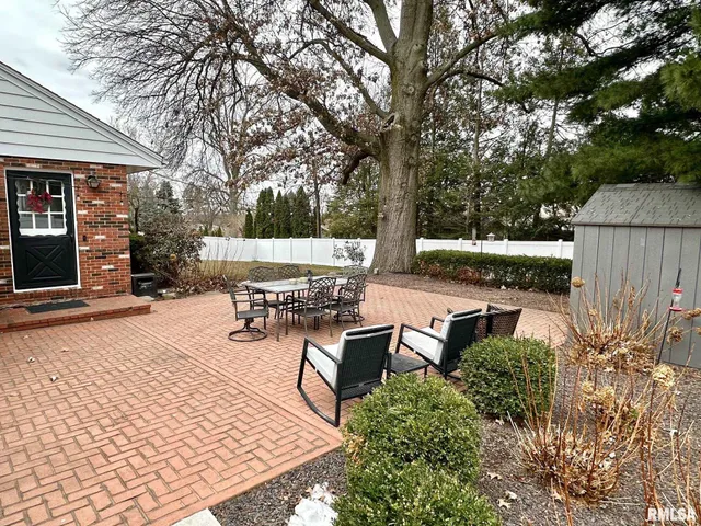 $299,900 | 5 Book Lane, Jacksonville, IL 62650