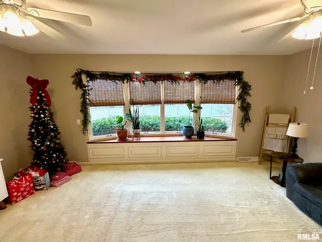 $299,900 | 5 Book Lane, Jacksonville, IL 62650