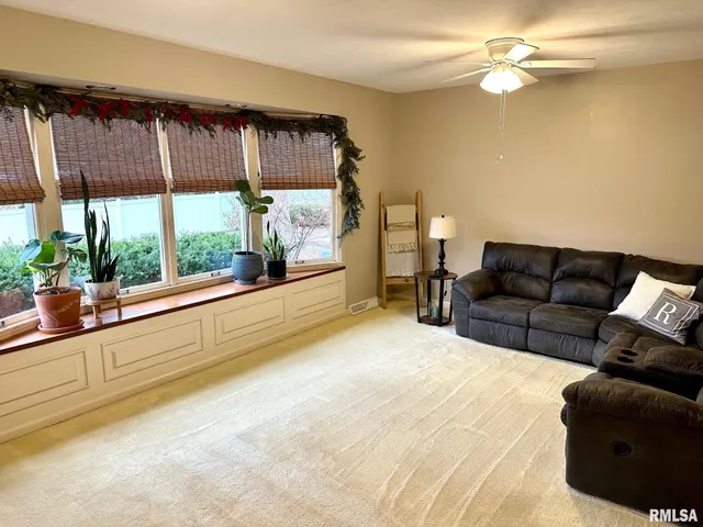 $299,900 | 5 Book Lane, Jacksonville, IL 62650