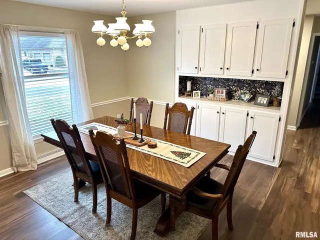 $299,900 | 5 Book Lane, Jacksonville, IL 62650