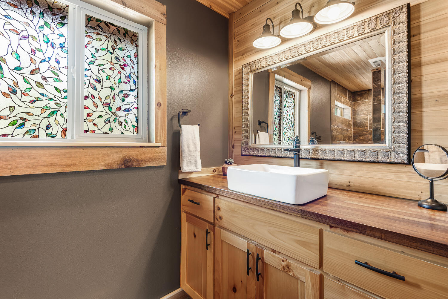 18796 Choctaw Road Bend, OR 97702 - Photo 17 of 35 Primary Bathroom