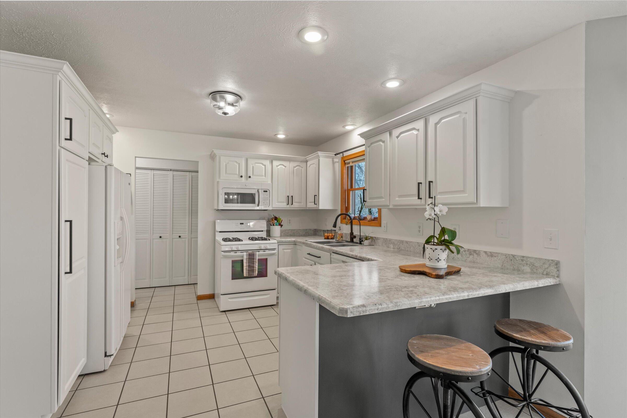 68600 Christiana Lake Road Edwardsburg, MI 49112 - Photo 3 of 47 14-DSC02170