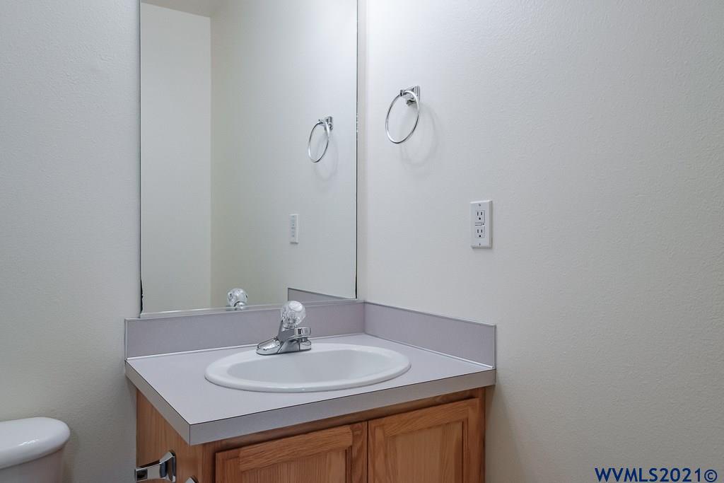 1021 B Loop Lebanon, OR 97355 - Photo 29 of 36