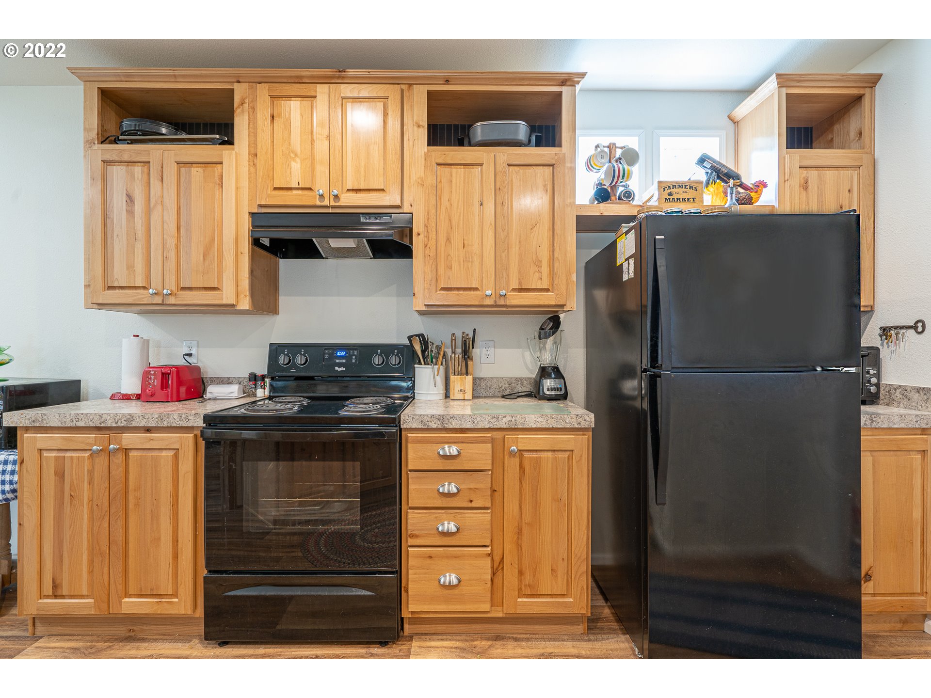 37220 Tree Farm Road Springfield, OR 97478 - Photo 7 of 32 a kitchen with a refrigerator and a stove