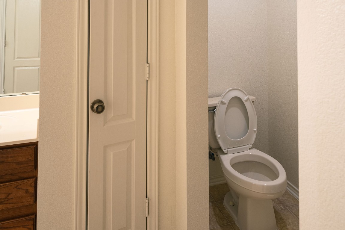 612 Dark Tree Lane Round Rock, TX 78664 - Photo 31 of 40 a bathroom with a toilet and a sink