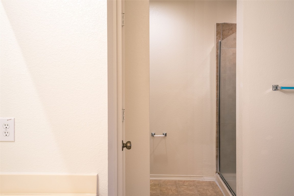 612 Dark Tree Lane Round Rock, TX 78664 - Photo 33 of 40 a bathroom with a bathtub