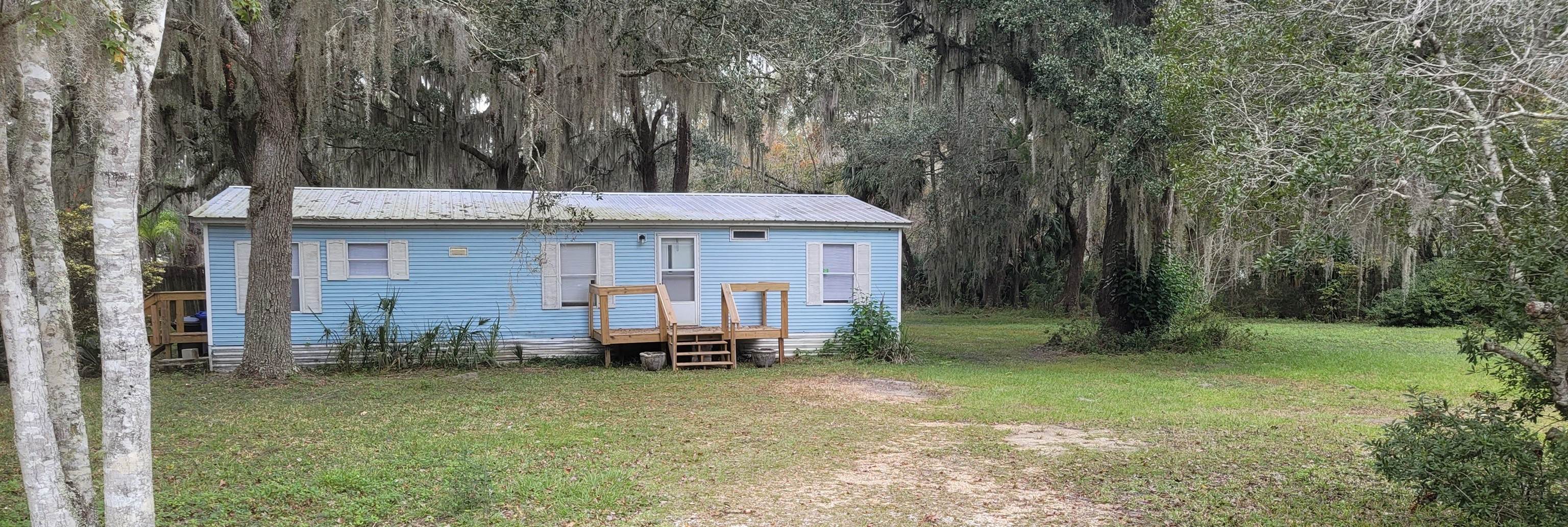 a view of a house with backyard and garden