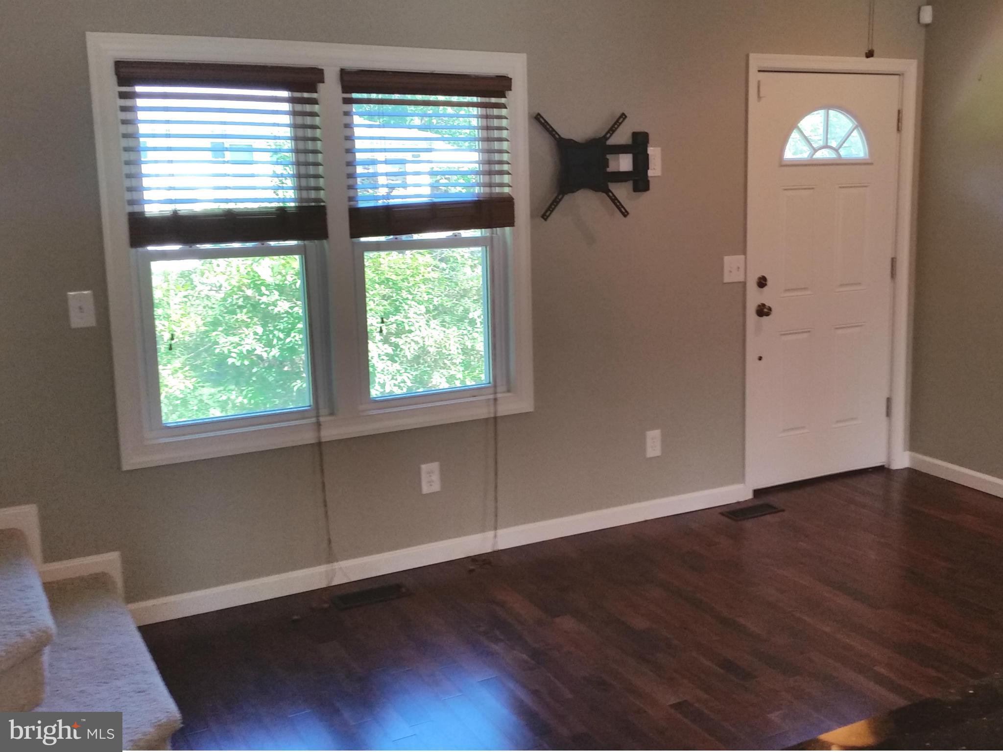 6852 Dorsey Road Elkridge, MD 21075 - Photo 11 of 27 Living Room