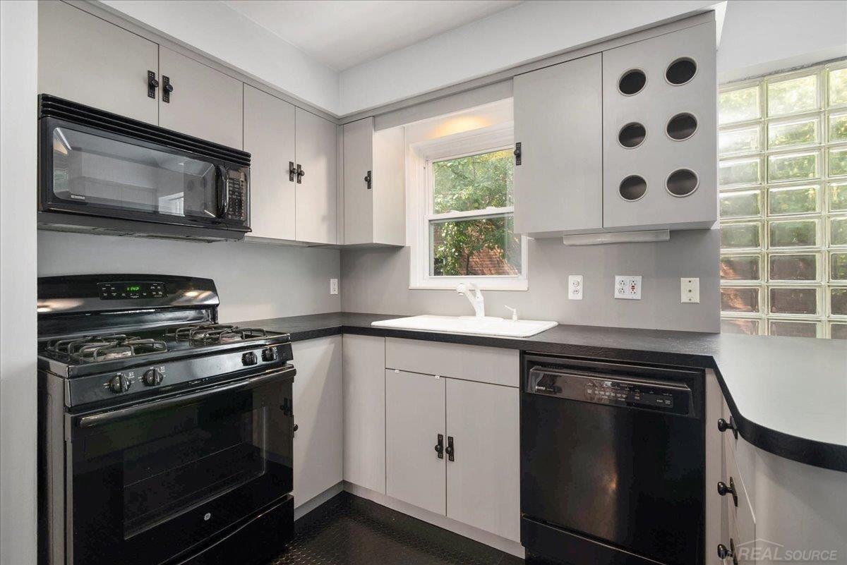 735 Harcourt Road Grosse Pointe, MI 48230 - Photo 21 of 35 Lower unit kitchen