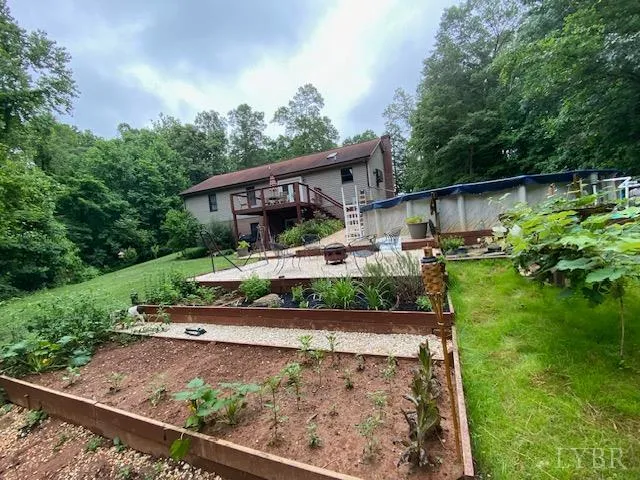 a view of a yard and front view of a house