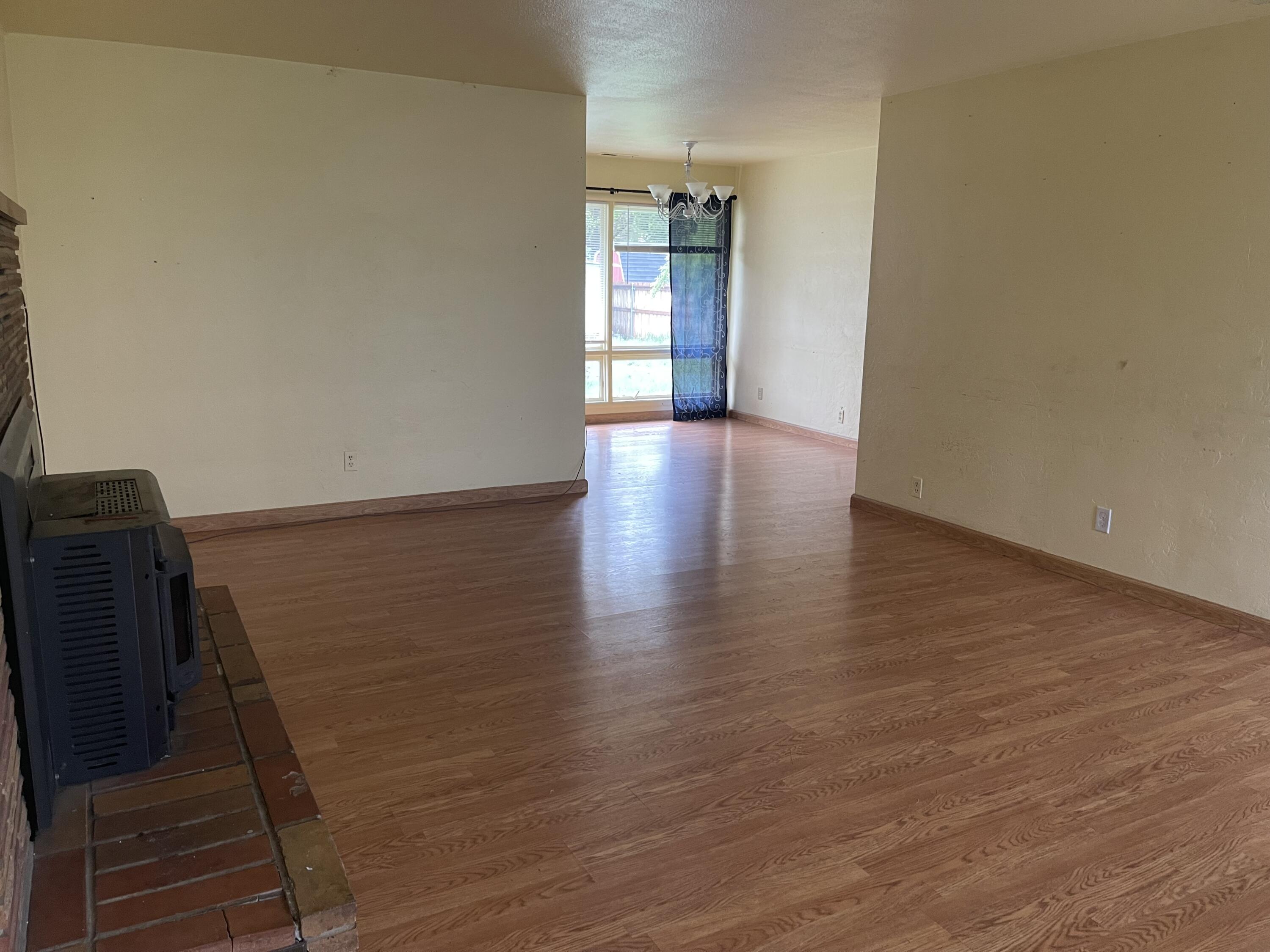 314 Oak Grove Road Medford, OR 97501 - Photo 4 of 12 Living room 2