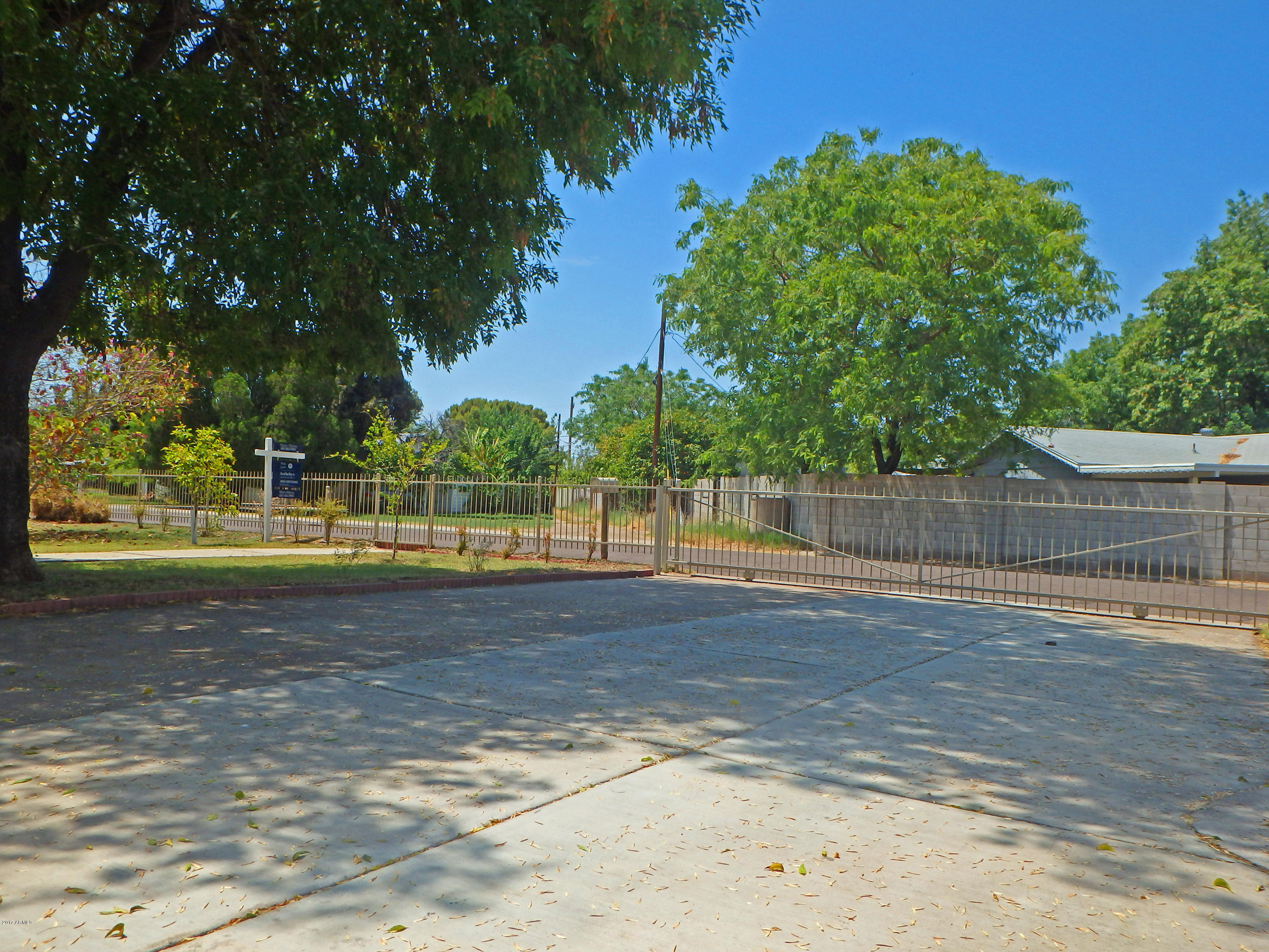220 West Ruth Avenue Phoenix, AZ 85021 - Photo 8 of 37 Gated Driveway