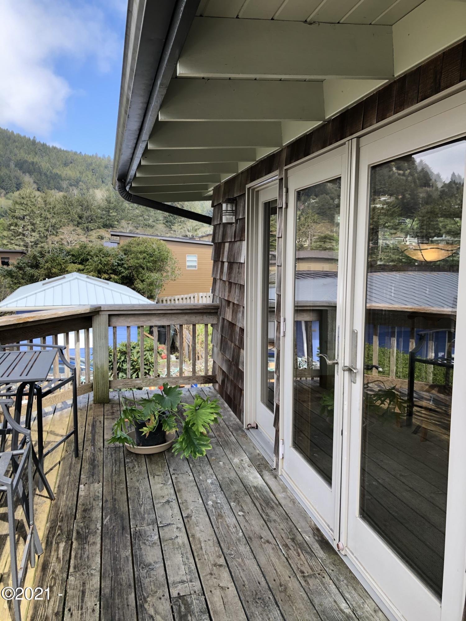 17 Shell Street Yachats, OR 97498 - Photo 24 of 63 Front Deck to Great room