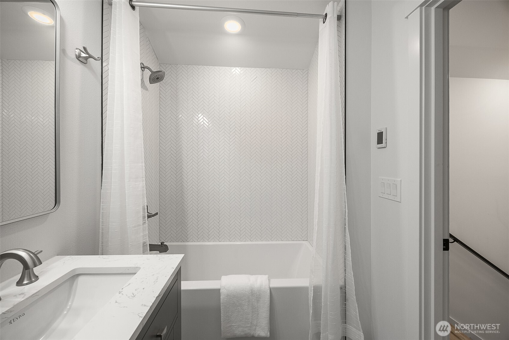 5984 26th Avenue Southwest, Unit B Seattle, WA 98106 - Photo 14 of 26 Gallery Image 14