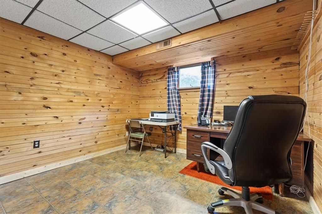 347 Lee Road Burgettstown, PA 15021 - Photo 29 of 48 a workspace with furniture