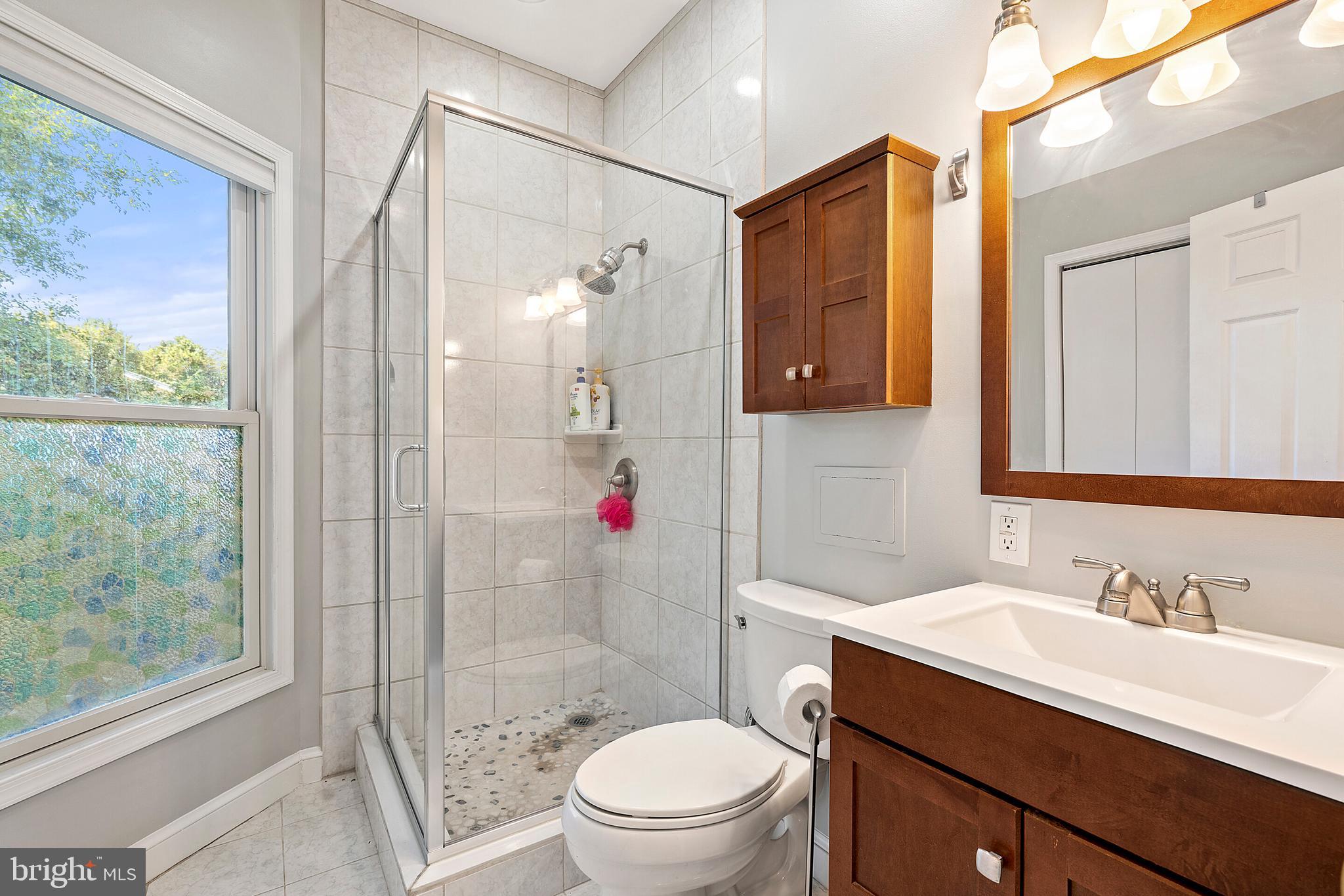9045 Springs Road Warrenton, VA 20186 - Photo 23 of 50 Second en-suite full bathroom