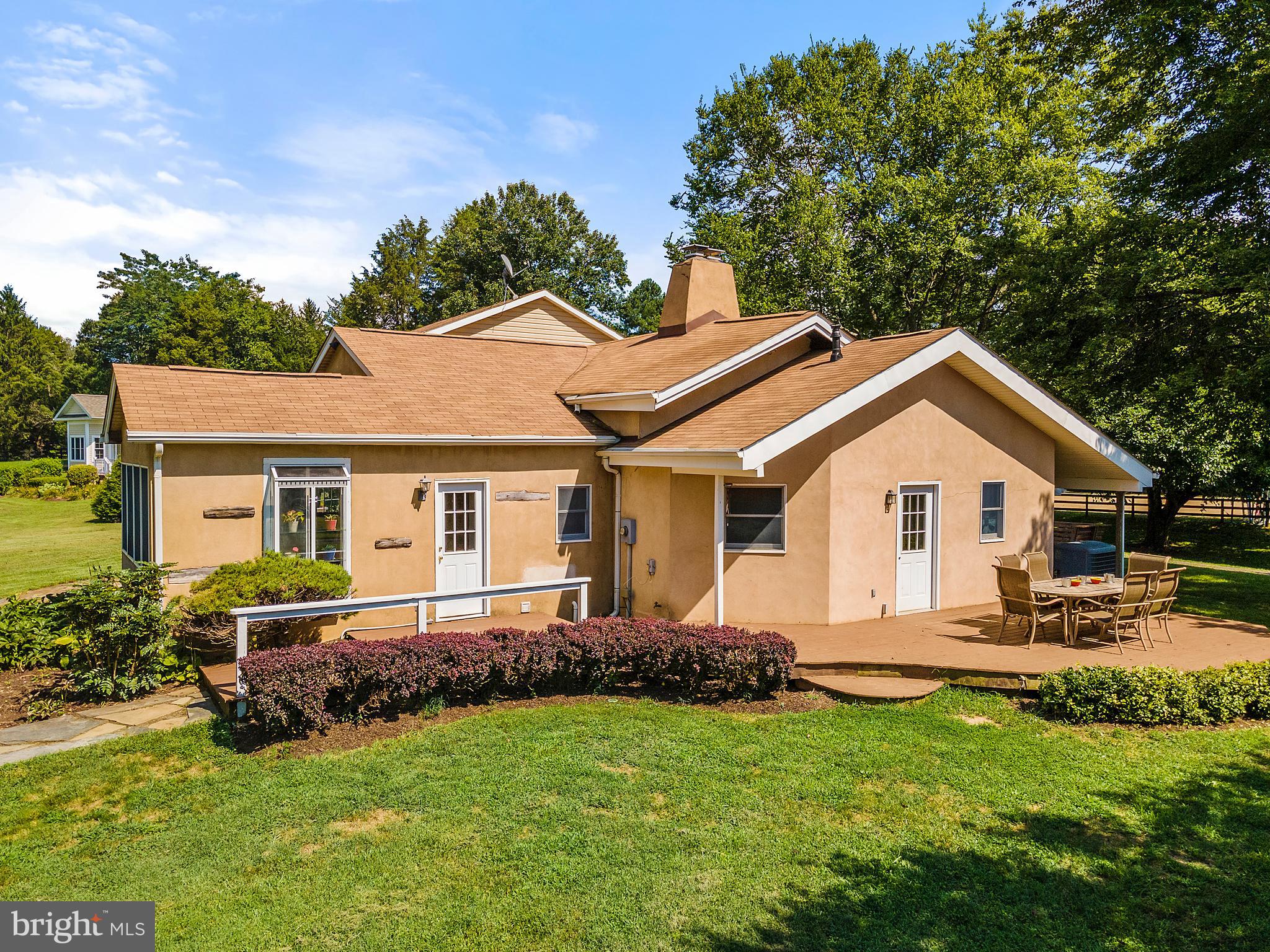 9045 Springs Road Warrenton, VA 20186 - Photo 4 of 50 Stucco on one side
