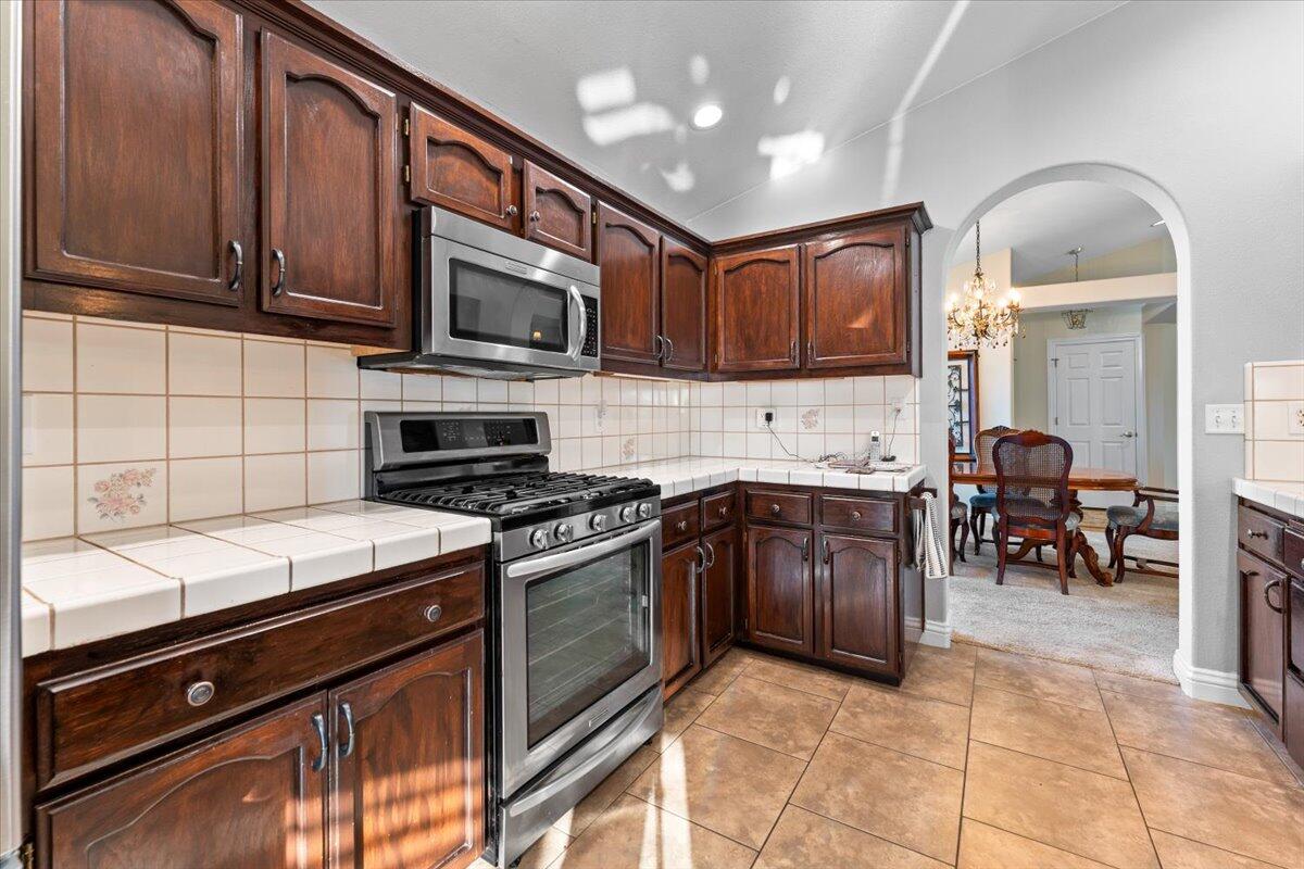 2995 Howard Drive Redding, CA 96001 - Photo 13 of 49 Large Kitchen