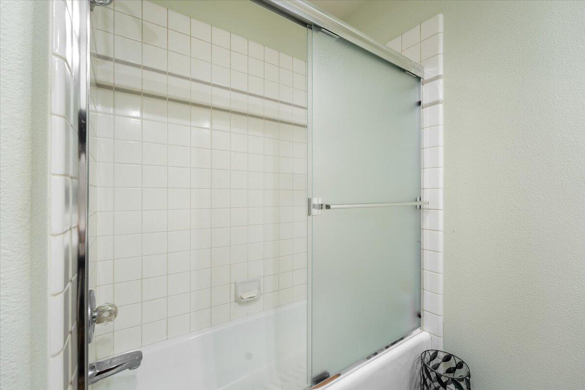 2995 Howard Drive Redding, CA 96001 - Photo 31 of 57 a bathroom with a bathtub